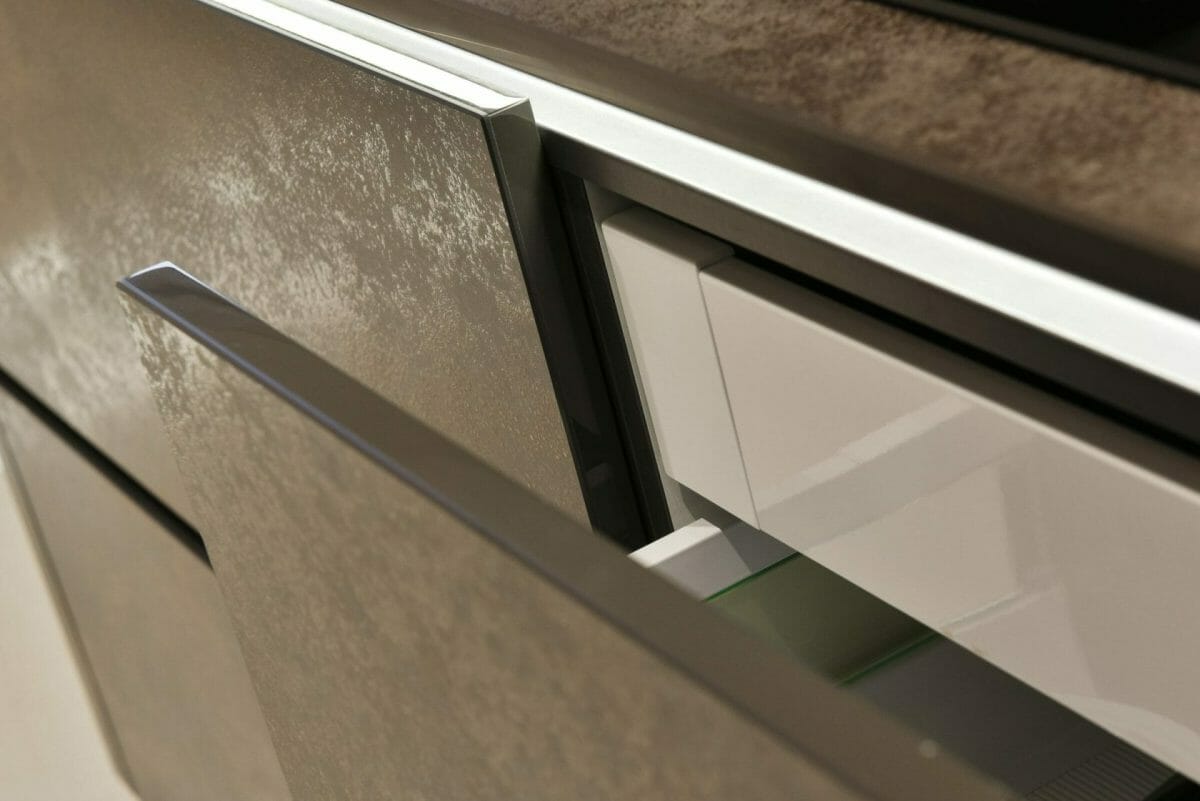 handlelesskitchendrawers-scaled Handleless Kitchen Draws